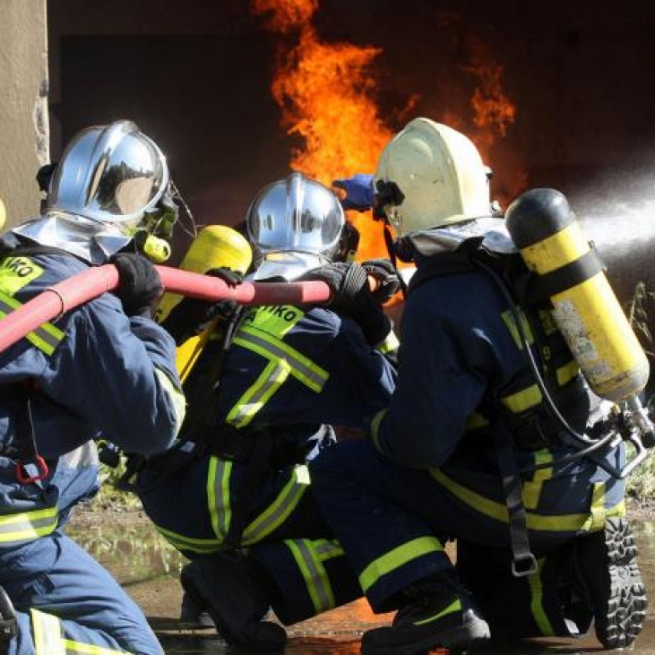 Крупный пожар на заводе по переработке нефтепродуктов в Аспропирго
