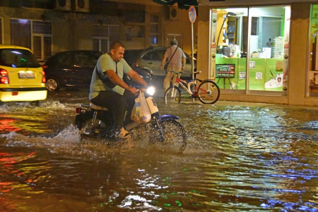Ураганный ветер и сильные ливни доставили массу проблем жителям Греции