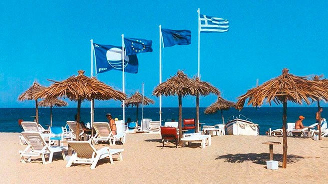 "Голубой флаг" снят с 13 греческих пляжей — посмотрите, с каких