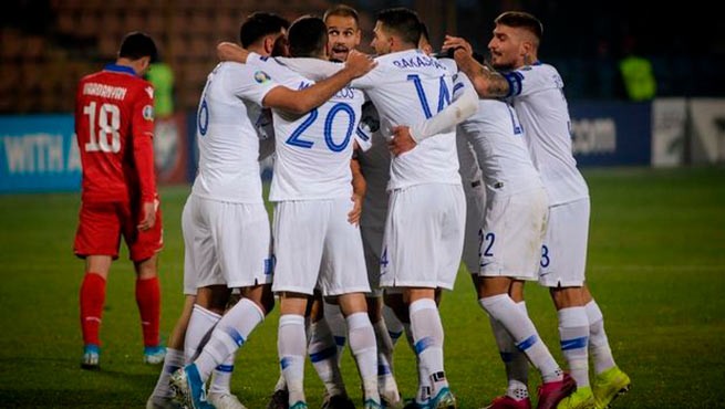 Сборная Греции по футболу побеждает в Армении. Поздновато, конечно, но…