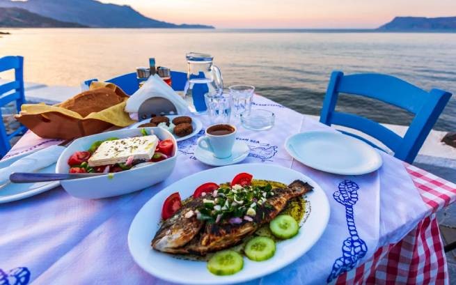 Репортер CNN, попав в Грецию, "сошла с ума" от традиционных яств
