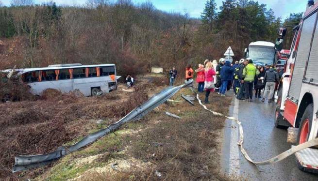 Туристический автобус с греками столкнулся с грузовиком в Болгарии (видео)
