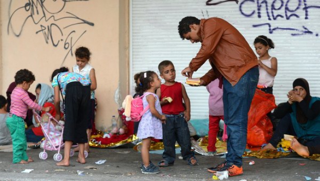 СМИ: Греция на сутки приостановила снабжение беженцев едой