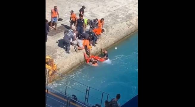 Тинос: при посадке на корабль в море упала 83-летняя женщина (видео)