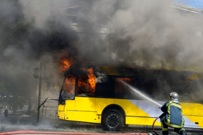 Протестующие подожгли троллейбус в центре Афин