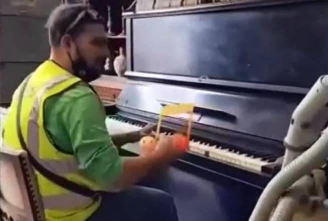 Каллифея: доставщик кофе в магазин антиквариата "дал концерт", сев за фортепиано