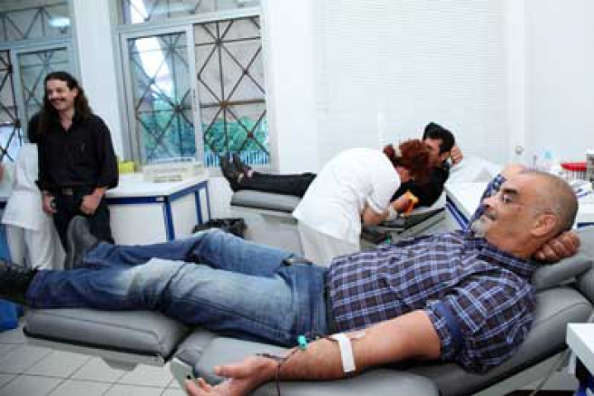 Больница отзывает благодарность членам Золотой Зари за сдачу крови