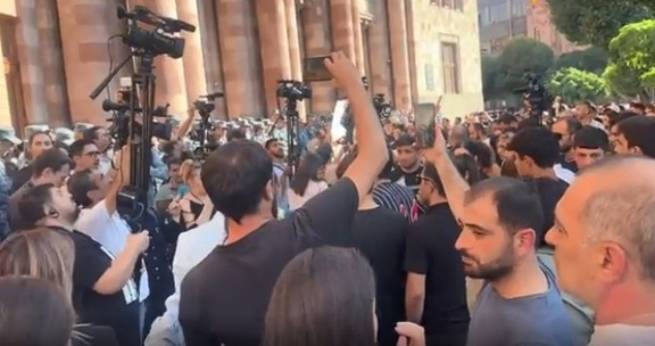 Под посольством РФ в Ереване начались протесты (видео, прямое включение)