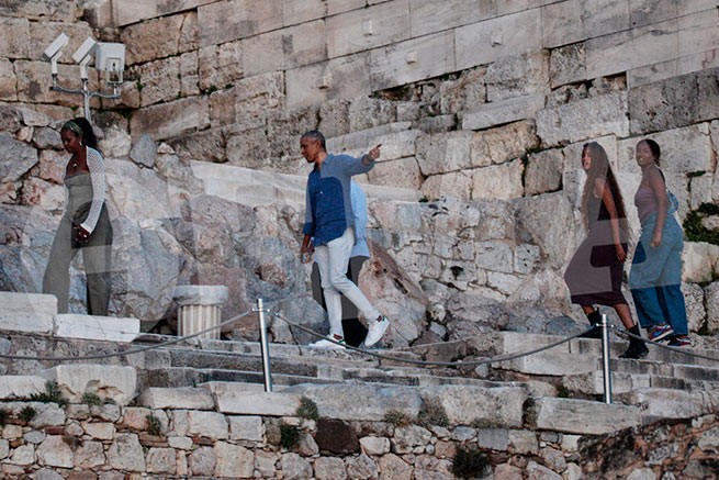 Барак Обама с семьей осматривают Акрополь, экс-президент спрашивает о 6-й кариатиде
