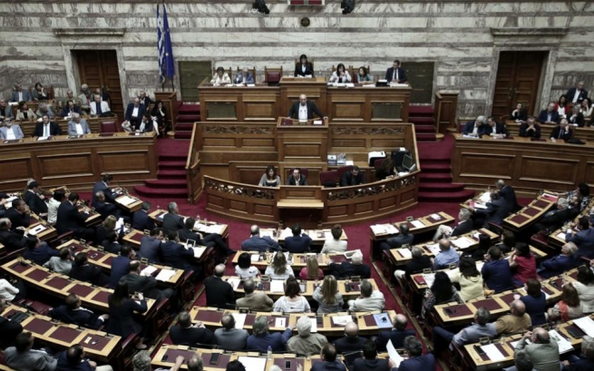 Греческие депутаты одобрили сокращение их заработных плат