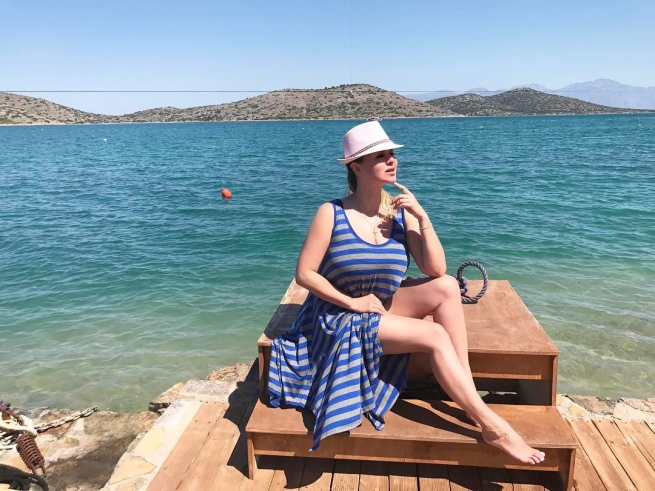 Анна Семенович показала свою «натуральную» красоту на отдыхе в Греции