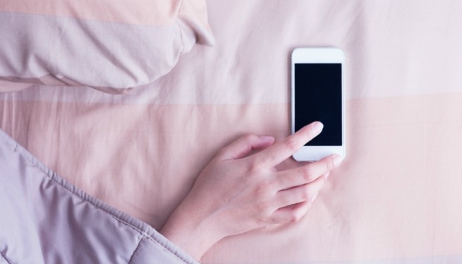 Не оставляйте включенный мобильный телефон возле кровати