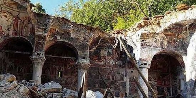 В Албании уничтожаются православные святыни
