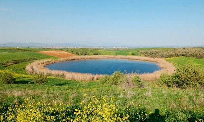 В результате падения метеорита образовались озера-близнецы Зерелия в Греции