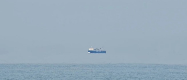 «Летающий корабль» замечен в море из-за феномена Фата-моргана