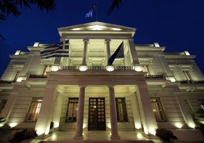 Греция объявила 12 российских дипломатов "нежелательными" персонами
