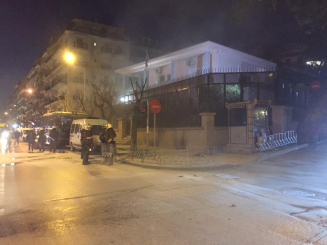 Анархисты забросали «коктейлями Молотова» охрану турецкого консульства в Салониках