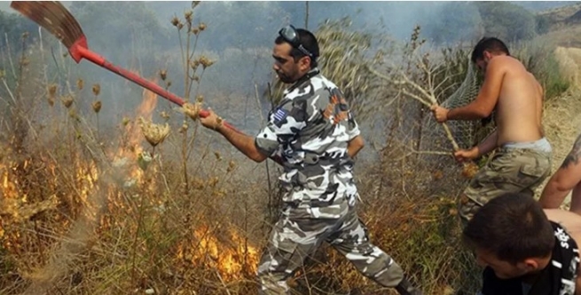 На Родосе продолжает бушевать лесной пожар