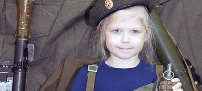 «Урок патриотизма»: дети России позируют с Калашниковым