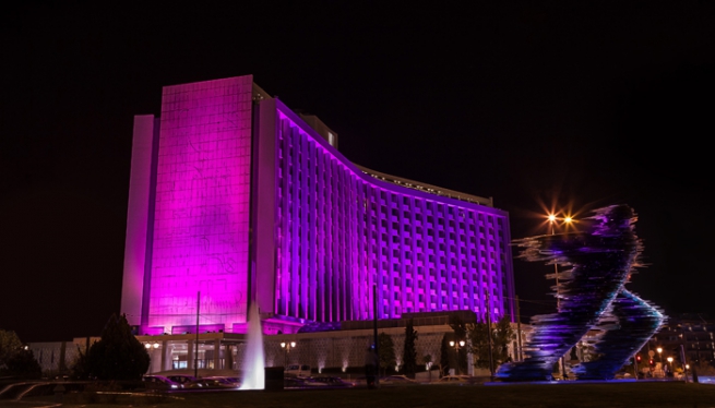 Афинский Hilton подсветили розовым цветом