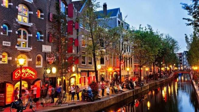 Амстердам объявляет борьбу с... туристами