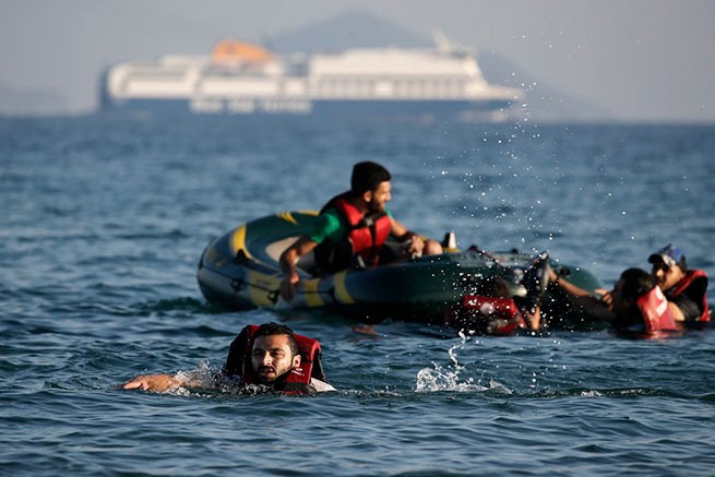 Затонула лодка с мигрантами: одна женщина погибла, 18 человек спасены
