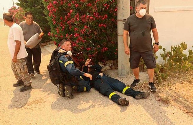 Более 23 пожарных пострадали во время лесных пожаров в Греции за последние дни