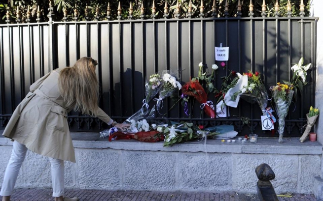 Греческие политики выражают солидарность Парижу