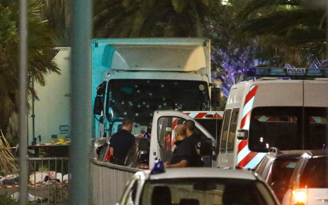 МИД Греции выражает "неприятие" атаки в Ницце и соболезнования Франции