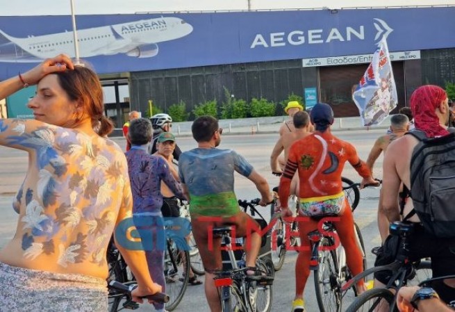 На улицах Салоников появились голые велосипедисты
