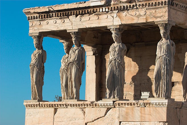 Первая из знаменитых колонн-кариатид перенесена в новый музей Акрополя