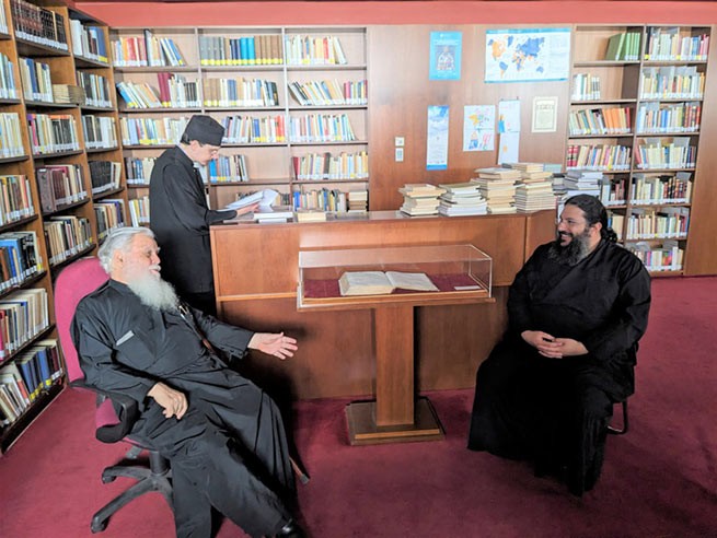 Предстоятель бывшей Русской церкви отдал библиотеку, принадлежащую общине