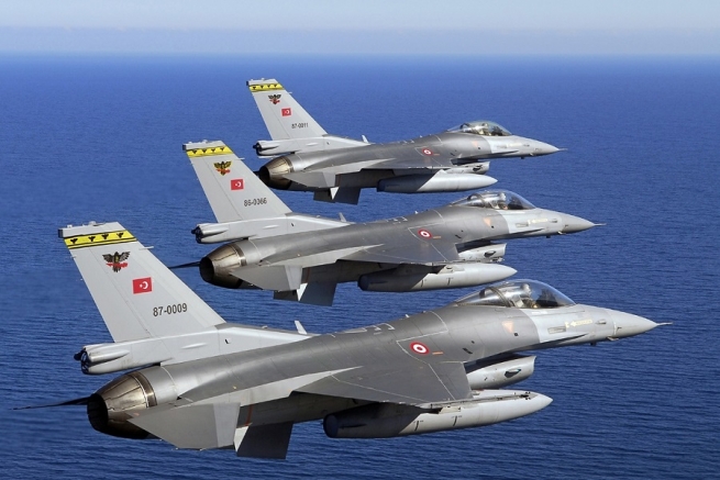 СМИ: Турецкие F-16 вылетели на перехват двух кораблей с мятежниками которые направляются в Грецию