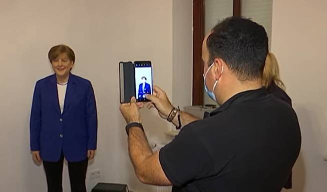 Греческий ресторан отдал 10 000 евро за восковую фигуру Меркель