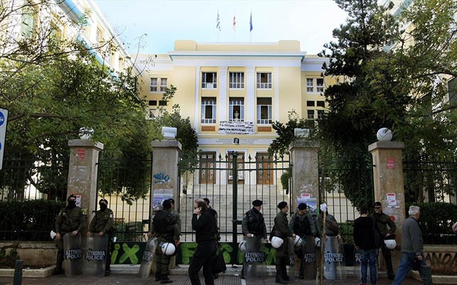 Шесть человек арестованы при попытке снести стену в Афинском университете
