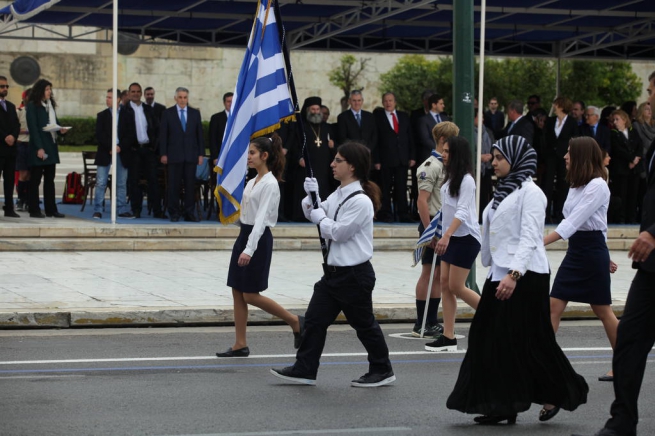 Афины, Синтагма: в первом ряду на параде в честь 25 марта школьница прошла в головном платке