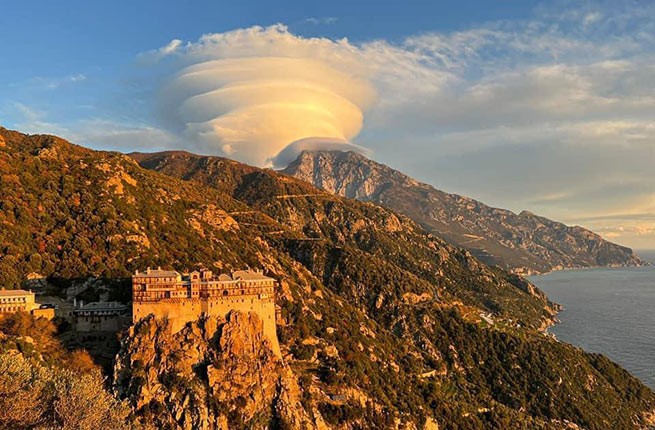 В ФБ выложили потрясающее фото облаков над Афоном