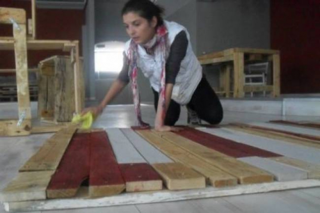 Греция: Кризис нам не помеха - делаем мебель из паллет