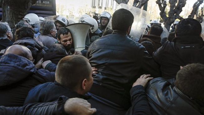 СМИ: "левое" правительство Греции разогнало митинг коммунистов в поддержку пенсионеров
