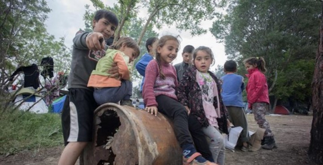 Дети беженцев в Греции не умеют "даже держать карандаш"