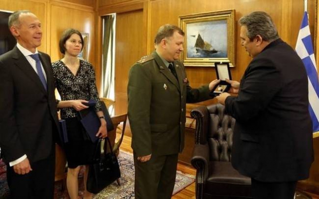 Министр обороны Греции встретился с послом России