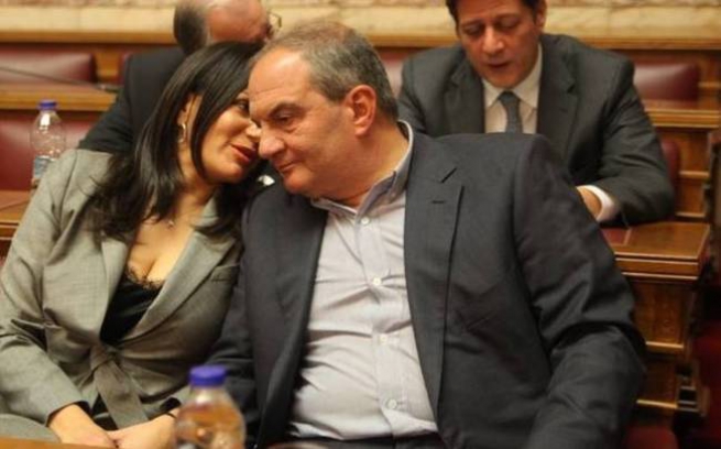 Костас Караманлис в Парламенте без галстука
