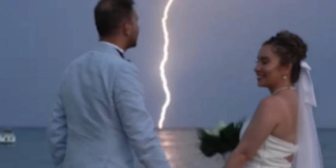 Свадьба на фоне пляшущих молний