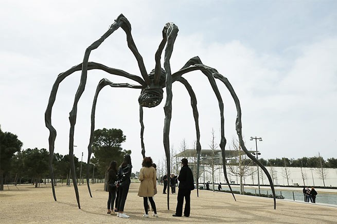 Монументальный паук Луизы Буржуа «Маман» установлен в парке SNFCC в Афинах