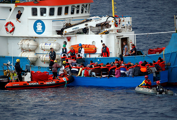 Пересадка мигрантов на судно НКО Jugend Rettet в открытом море
