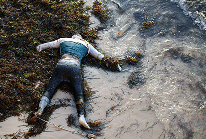 Тело утонувшего мигранта выбросило на побережье Ливии, 2016 год