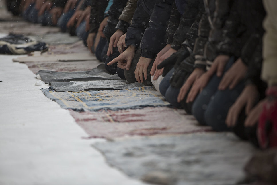 © AP Photo / Visar Kryeziu / Мусульмане во время молитвы в Приштине, Косово