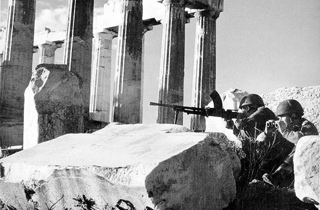 Британские парашютисты держат оборону на Акрополе в Афинах, декабрь 1944 года