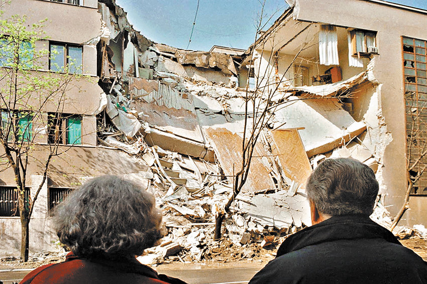 Натовские бомбы, сыпавшиеся на Белград (на фото) и другие города страны в течение нескольких месяцев 1999 года, оставили незаживающие раны в сердце всех сербов. Фото: REUTERS