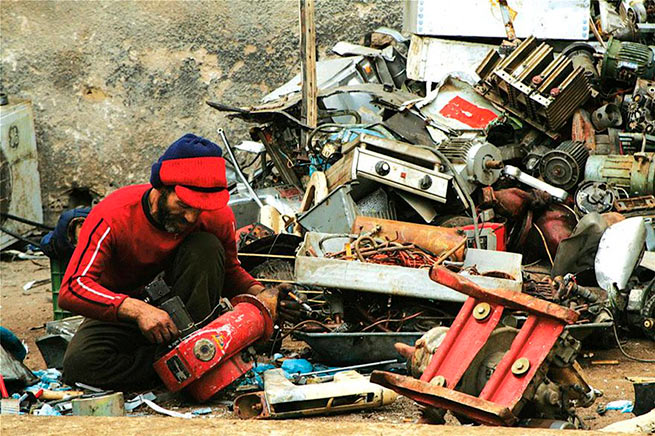Многие современные цыгане в Греции занимаются ремонтом бытовой техники, которую они собирают на мусорках
